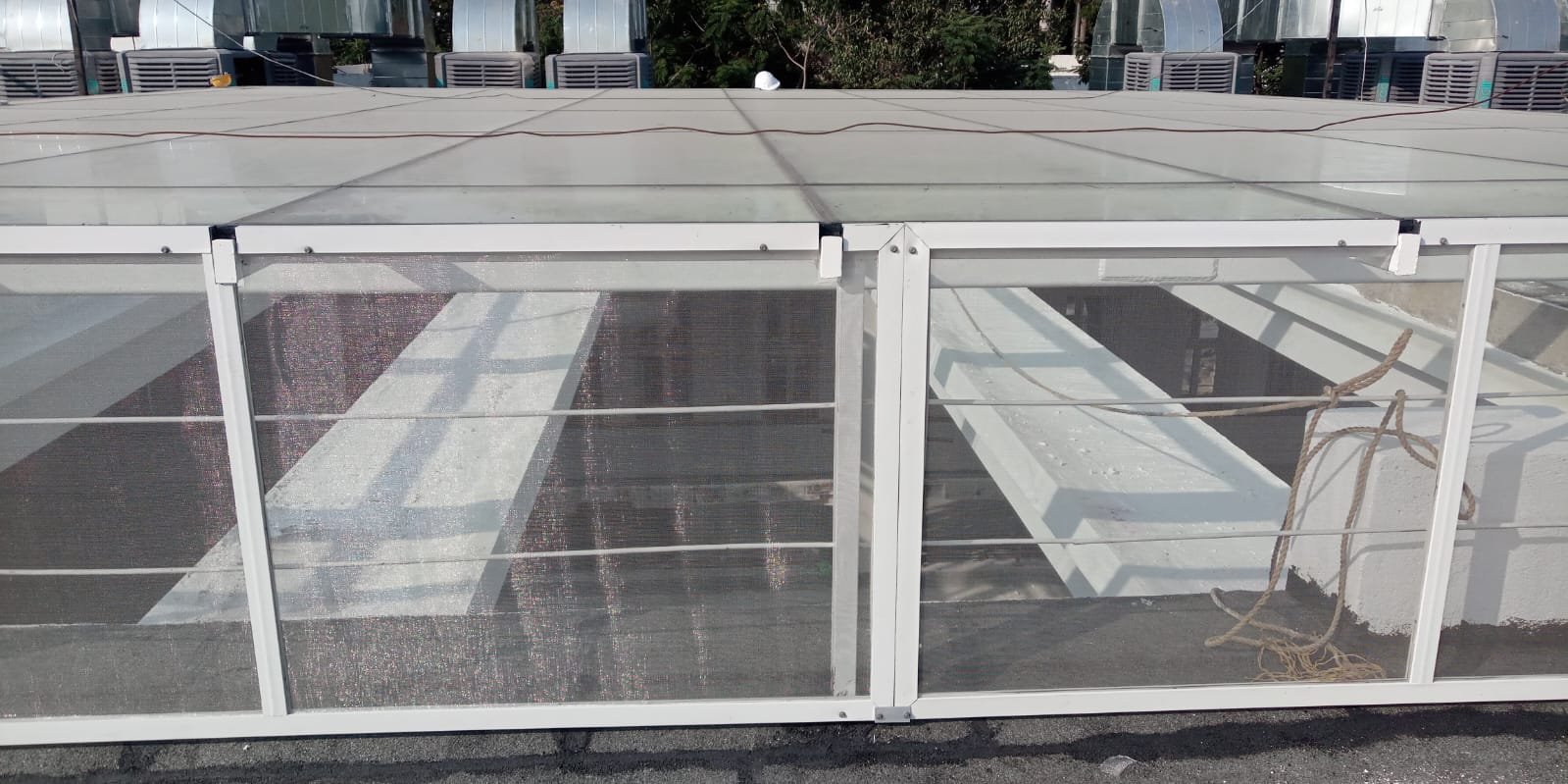 Mesh screen terrace roofing - aluminium structure installation